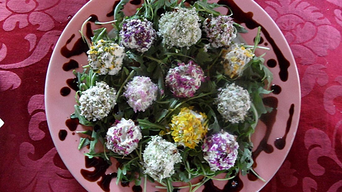 Elfenkugeln aus Frischkäse und Blüten